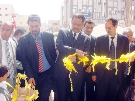 رئيس الوزراء لدى افتتاحه احد المشاريع في عدن أمس